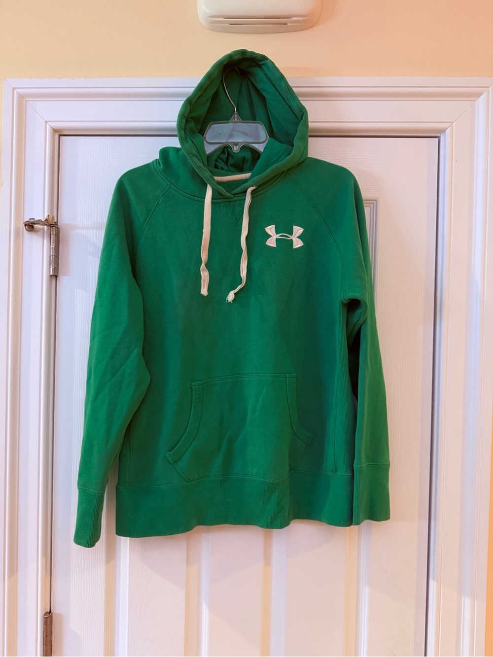 Ladies Size Medium Under Armour Kelly Green Pullover Hoodie White Accents GUC